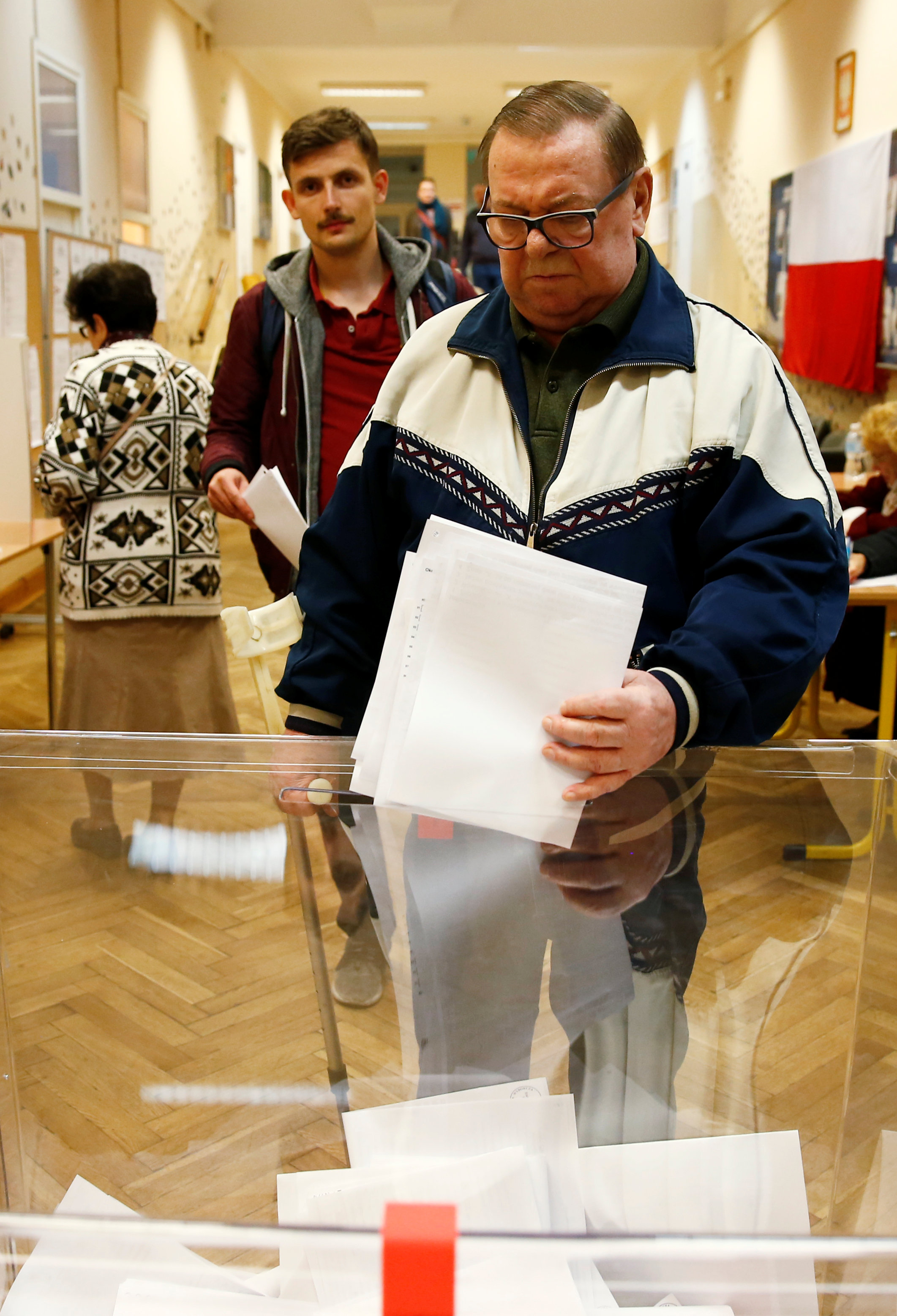 مواطن بولندى يشارك فى الانتخابات