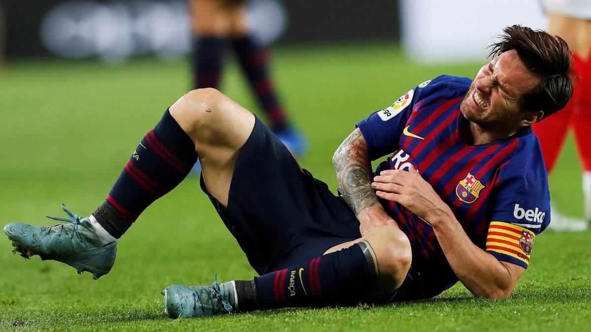 ميسي لحظة إصابته فى مباراة برشلونة ضد إشبيلية