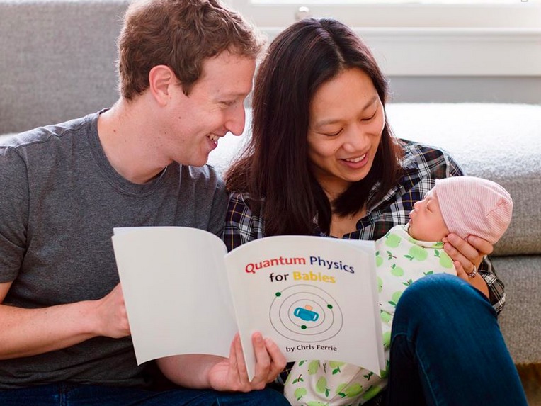 مارك زكروبيرج يقرأ لطفلته حديثة الولادة