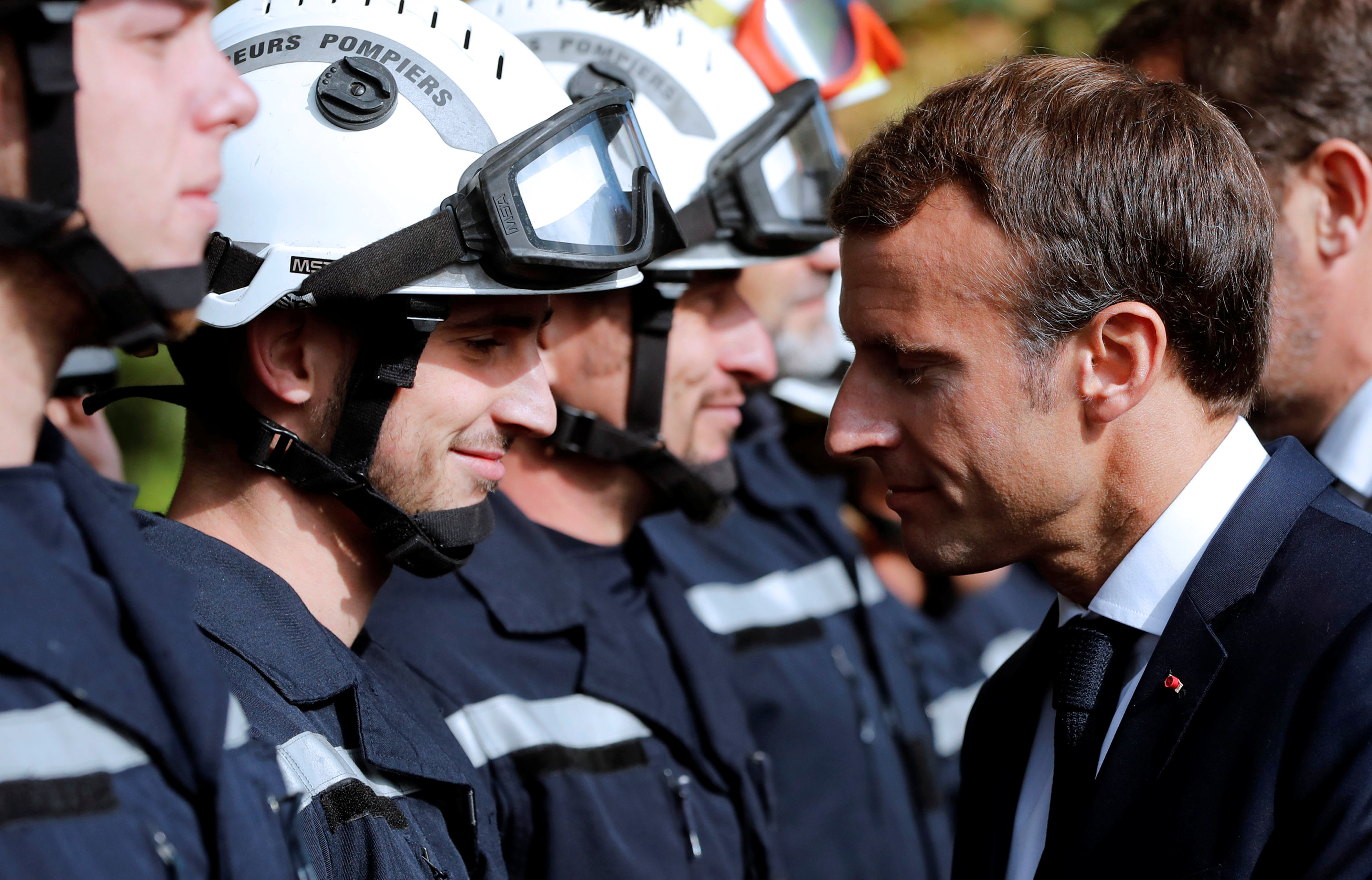 الرئيس ماكرون يصافح قوات الأمن الفرنسية