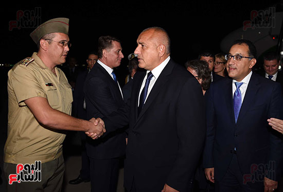 رئيس الوزراء يستقبل رئيس وزراء بلغاريا بمطار القاهرة (6)