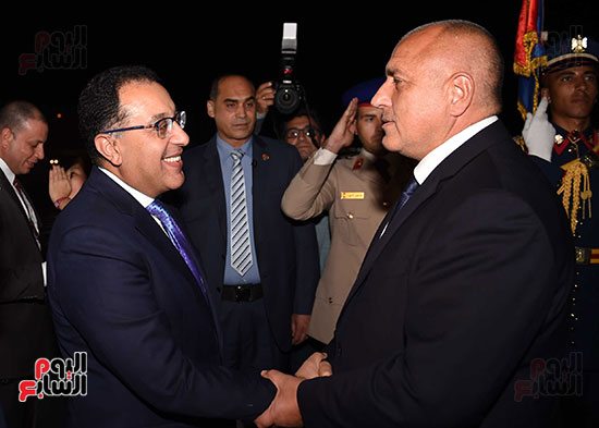 رئيس الوزراء يستقبل رئيس وزراء بلغاريا بمطار القاهرة (1)