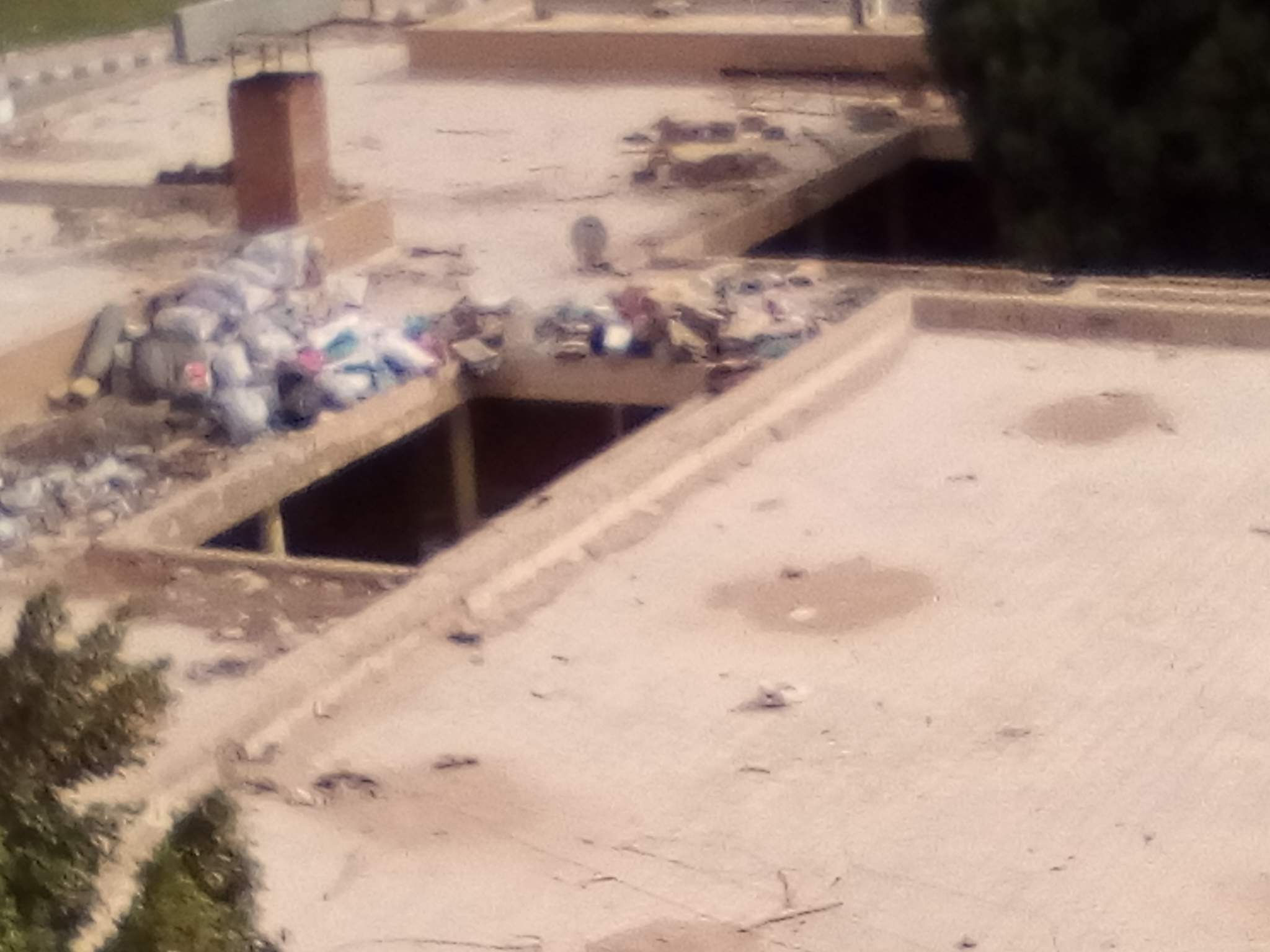 انتشار القمامة ومخلفات الورش والمحلات بالمجاورة 6 بالعاشر من رمضان (8)