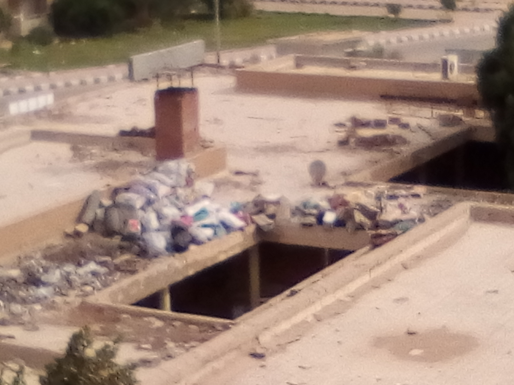 انتشار القمامة ومخلفات الورش والمحلات بالمجاورة 6 بالعاشر من رمضان (10)