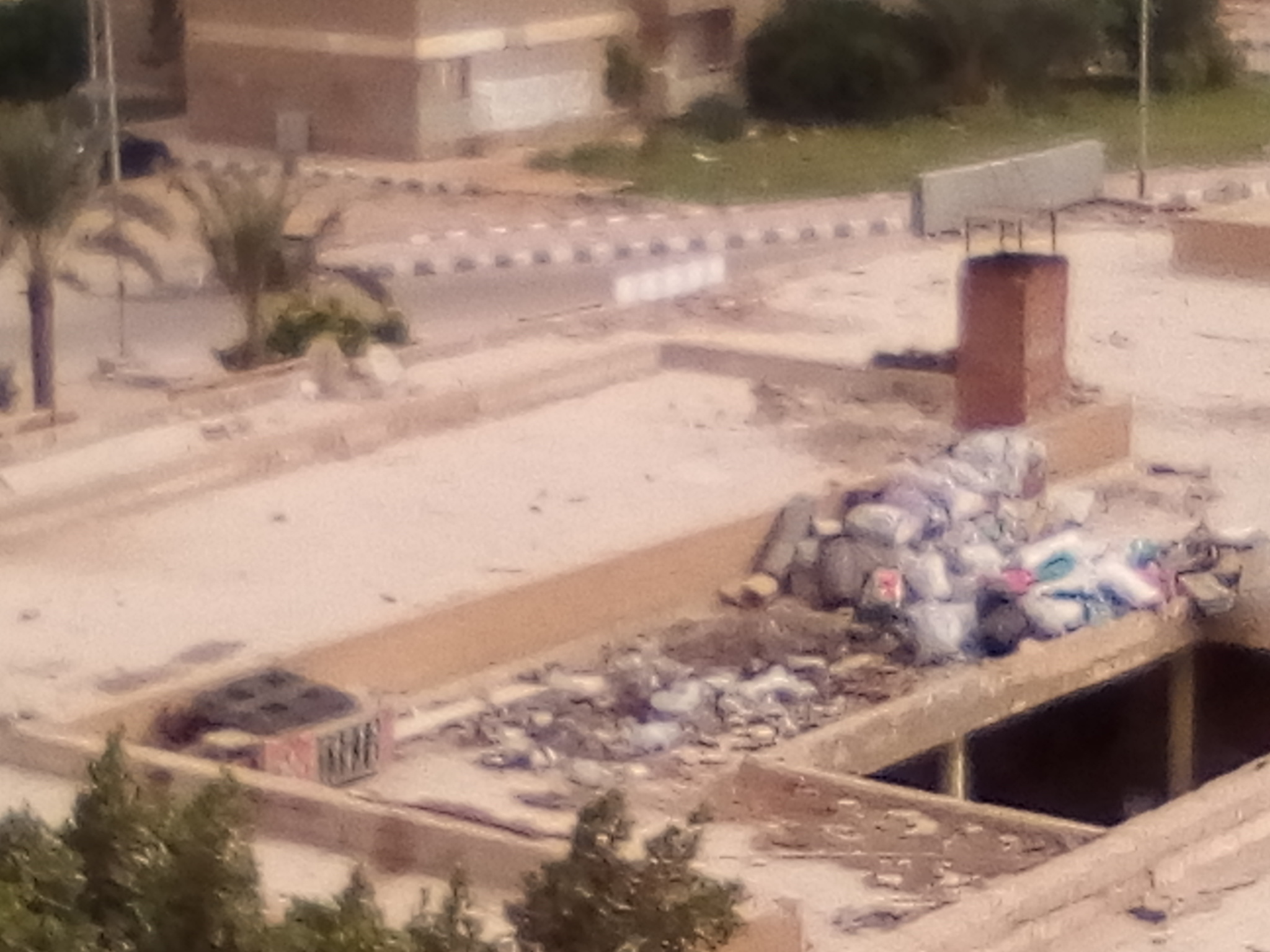 انتشار القمامة ومخلفات الورش والمحلات بالمجاورة 6 بالعاشر من رمضان (16)