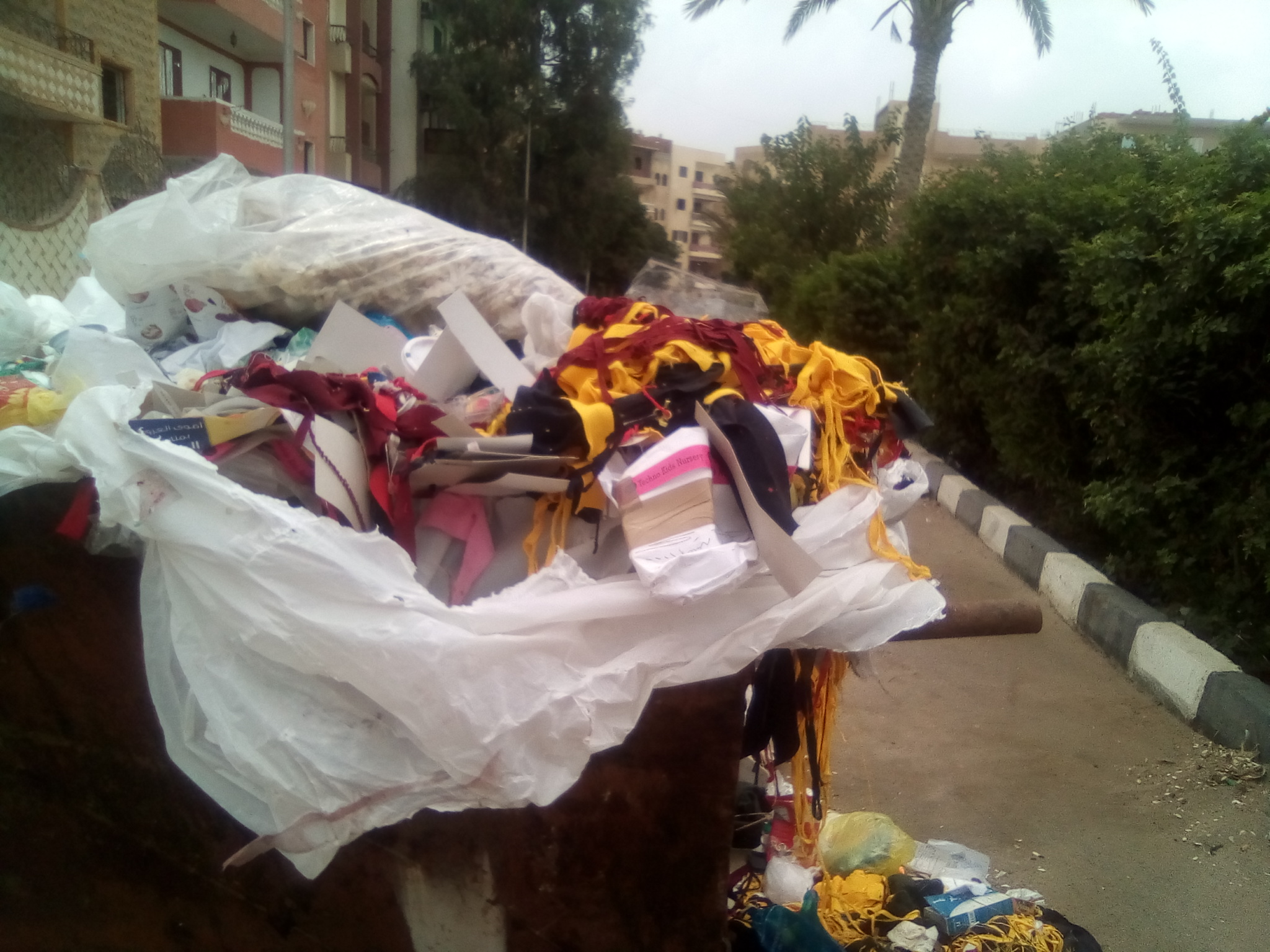 انتشار القمامة ومخلفات الورش والمحلات بالمجاورة 6 بالعاشر من رمضان (6)