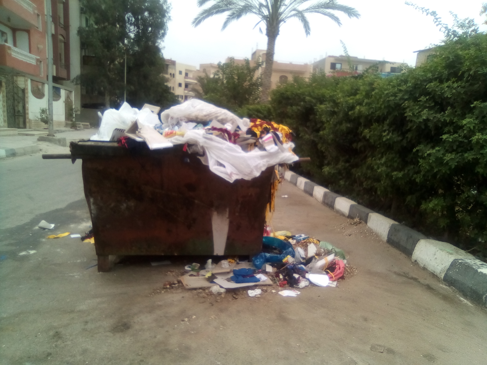 انتشار القمامة ومخلفات الورش والمحلات بالمجاورة 6 بالعاشر من رمضان (5)