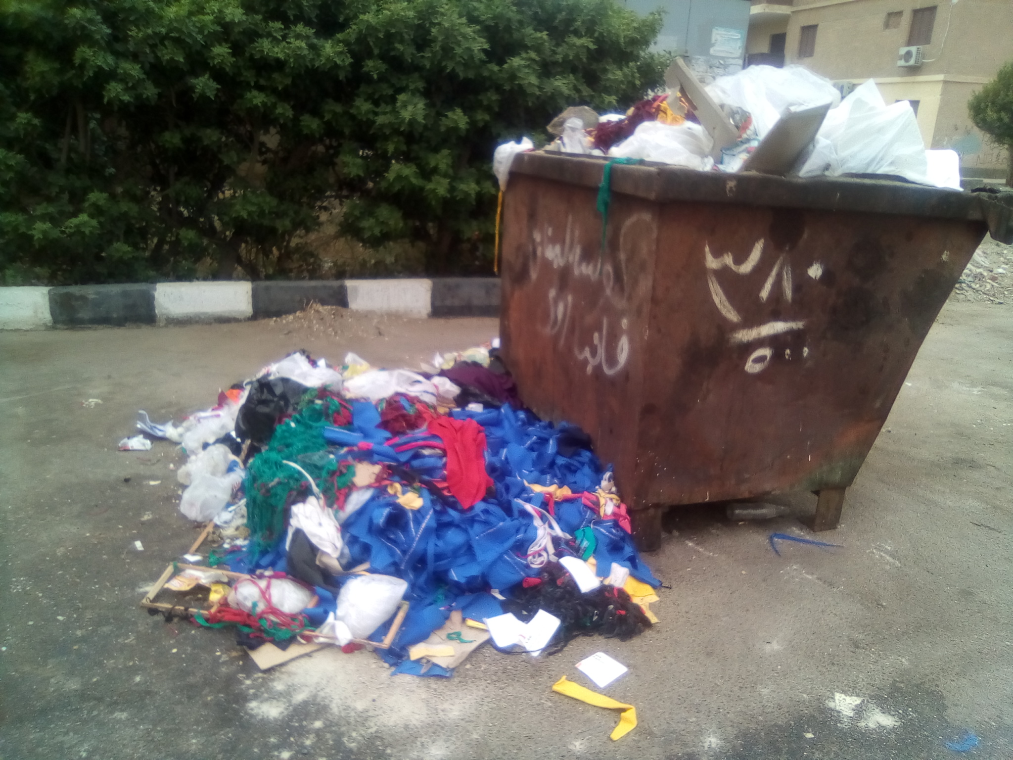 انتشار القمامة ومخلفات الورش والمحلات بالمجاورة 6 بالعاشر من رمضان (2)