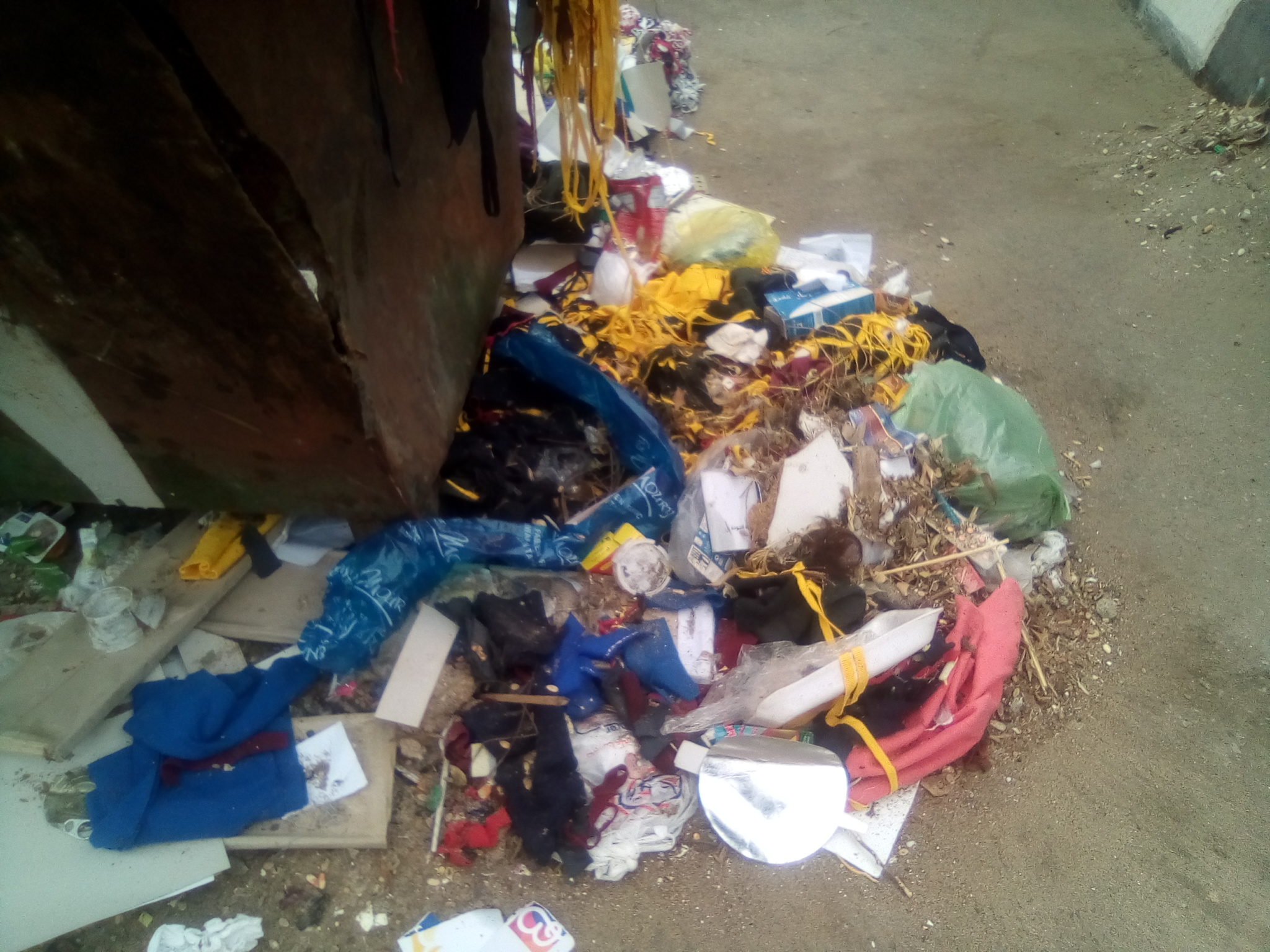 انتشار القمامة ومخلفات الورش والمحلات بالمجاورة 6 بالعاشر من رمضان (7)