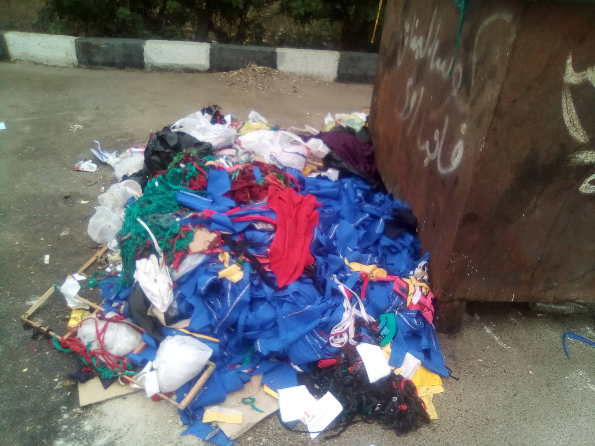 انتشار القمامة ومخلفات الورش والمحلات بالمجاورة 6 بالعاشر من رمضان (3)