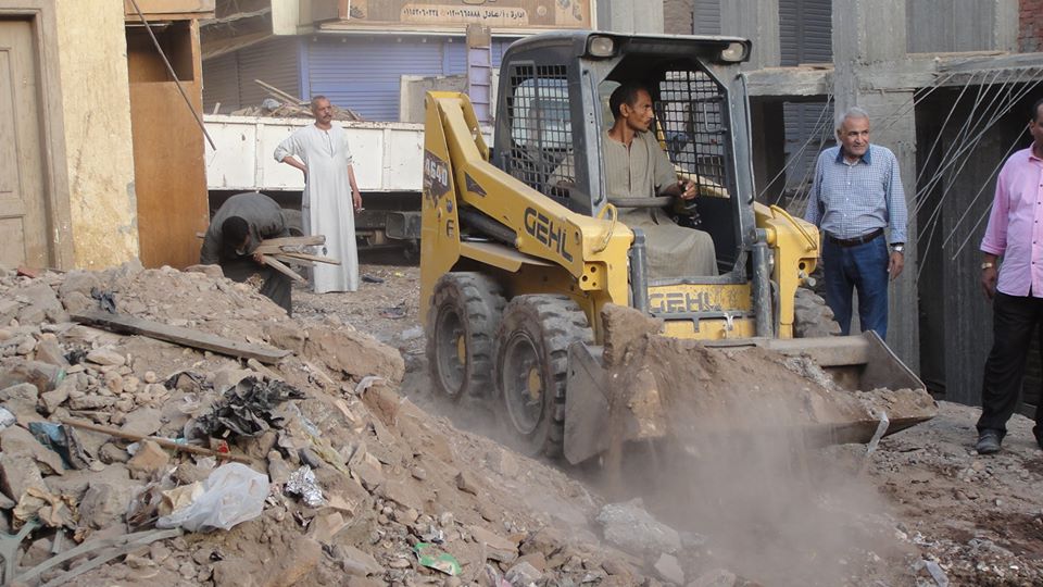 مجلس مدينة إسنا يرفع 100 طن مخلفات صلبة وقمامة من الشوارع (2)