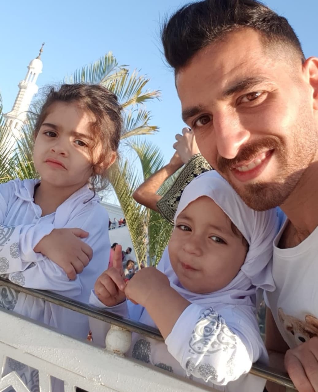 أحمد شكرى مع بناته