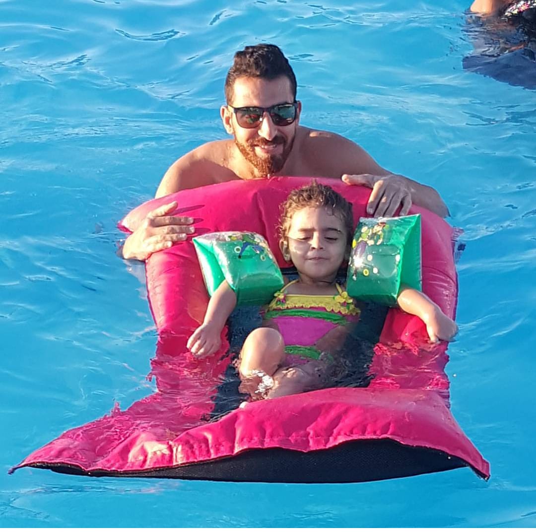 أحمد شكرى مع ابنته فى حمام السباحة