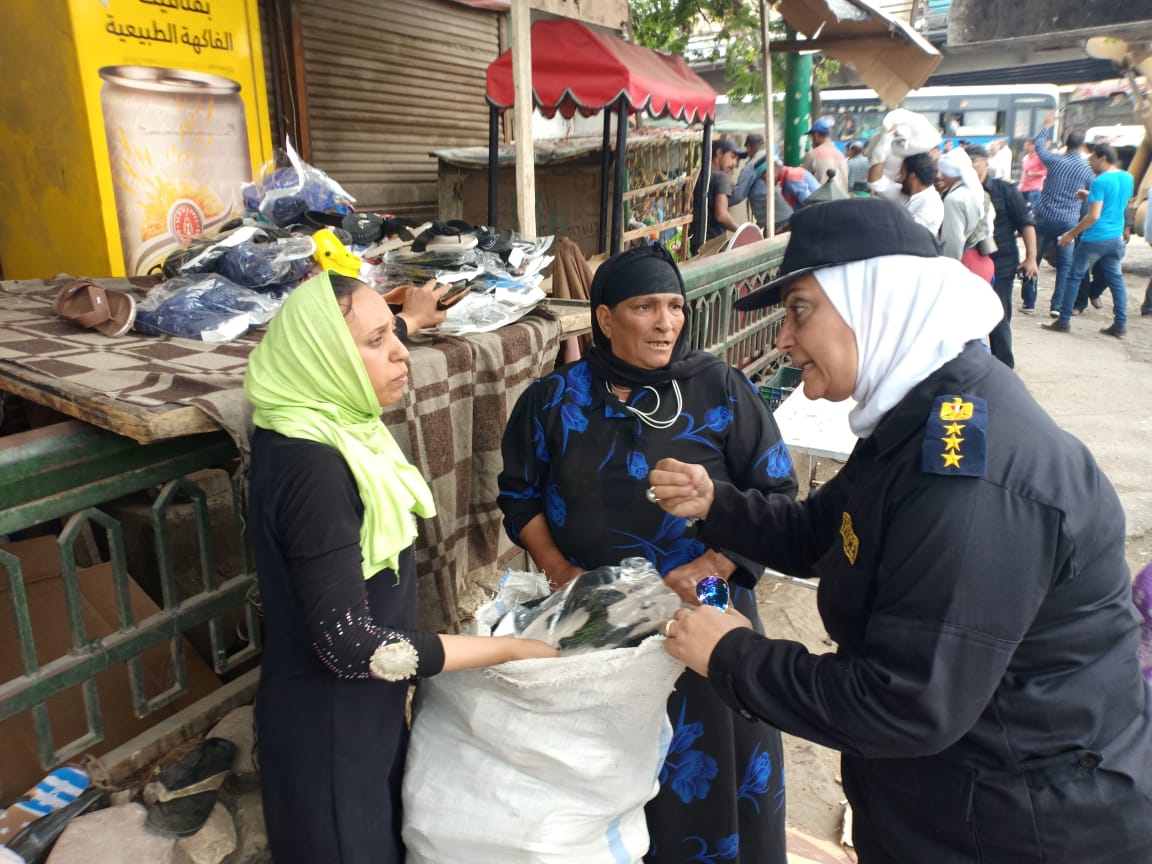 الشرطة النسائية أثناء التعامل مع البائعات