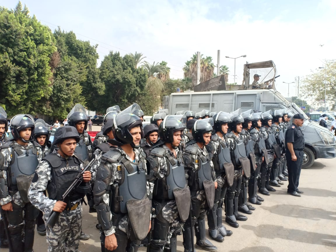 قوات الأمن اثناء بدء تنفيذ الحملات