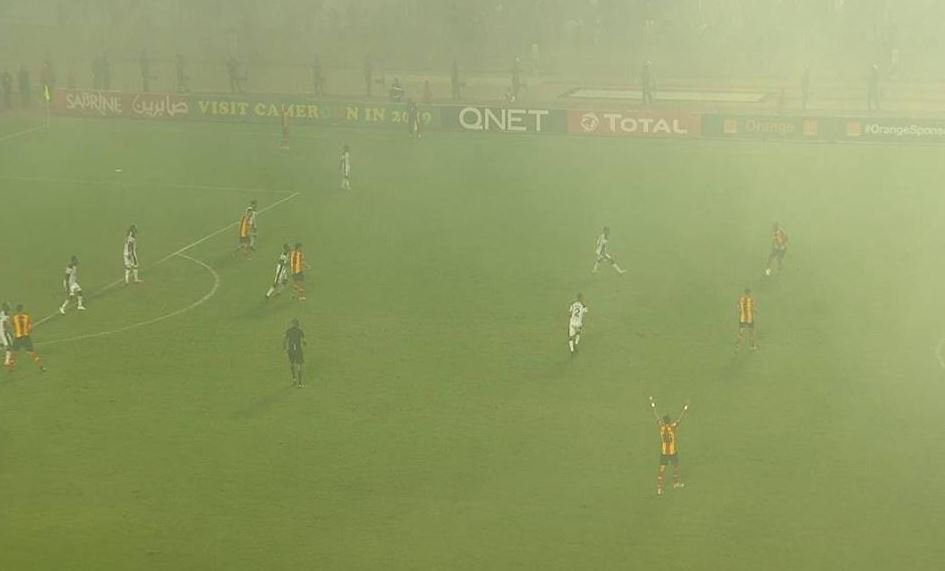 الدخان يغطي ملعب المباراة