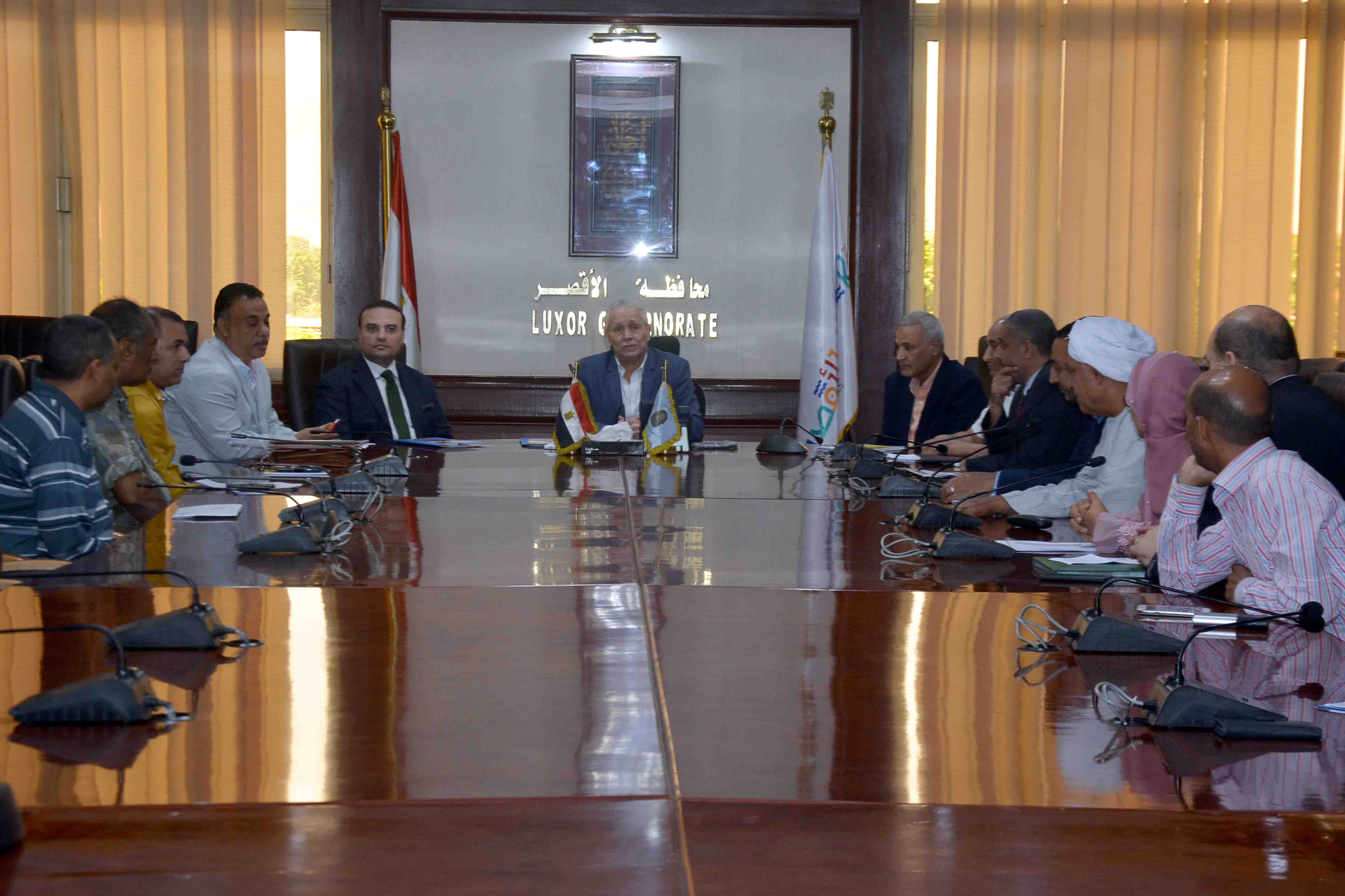محافظ الأقصر يلتقي بمسئولي جمعية مصر المحروسة بلدي لبحث مشروع بادر للتنمية الشاملة بإسنا (1)