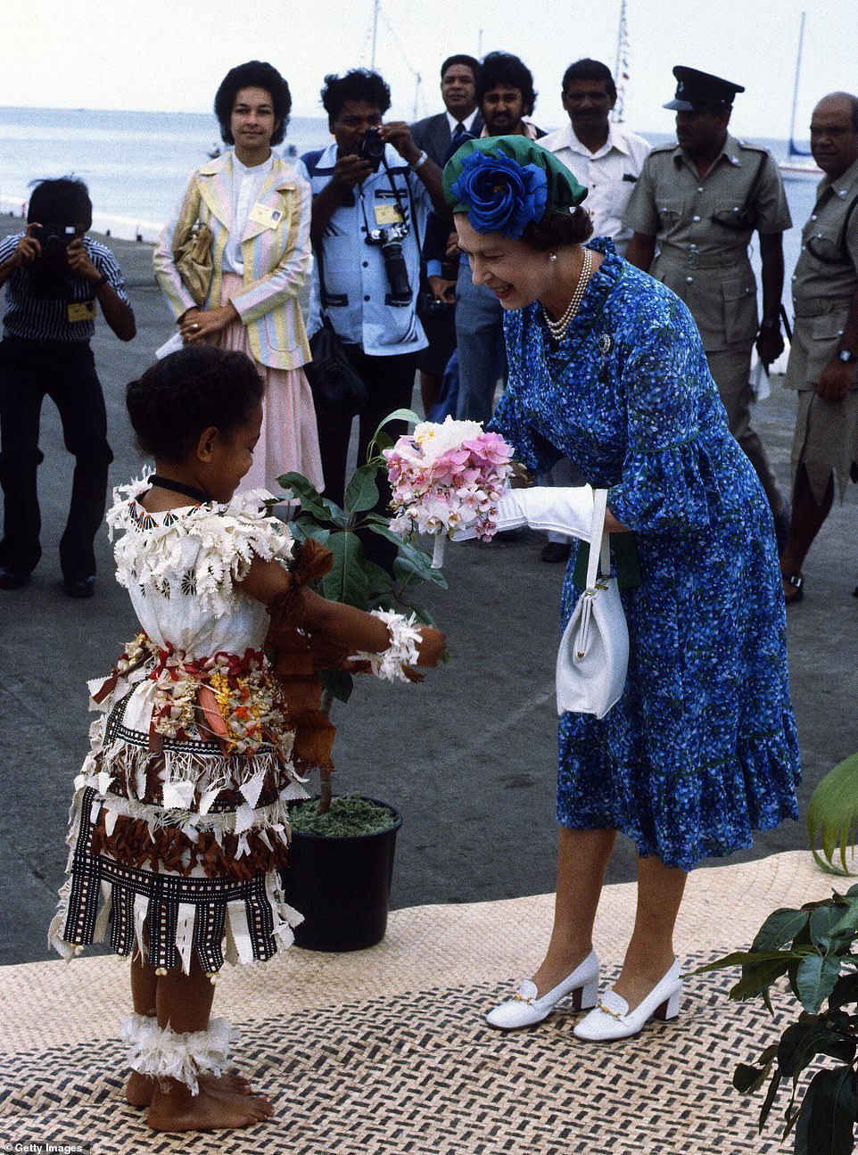 الملكة إليزابيث تستقبل الورود فى فيجى عام 1953
