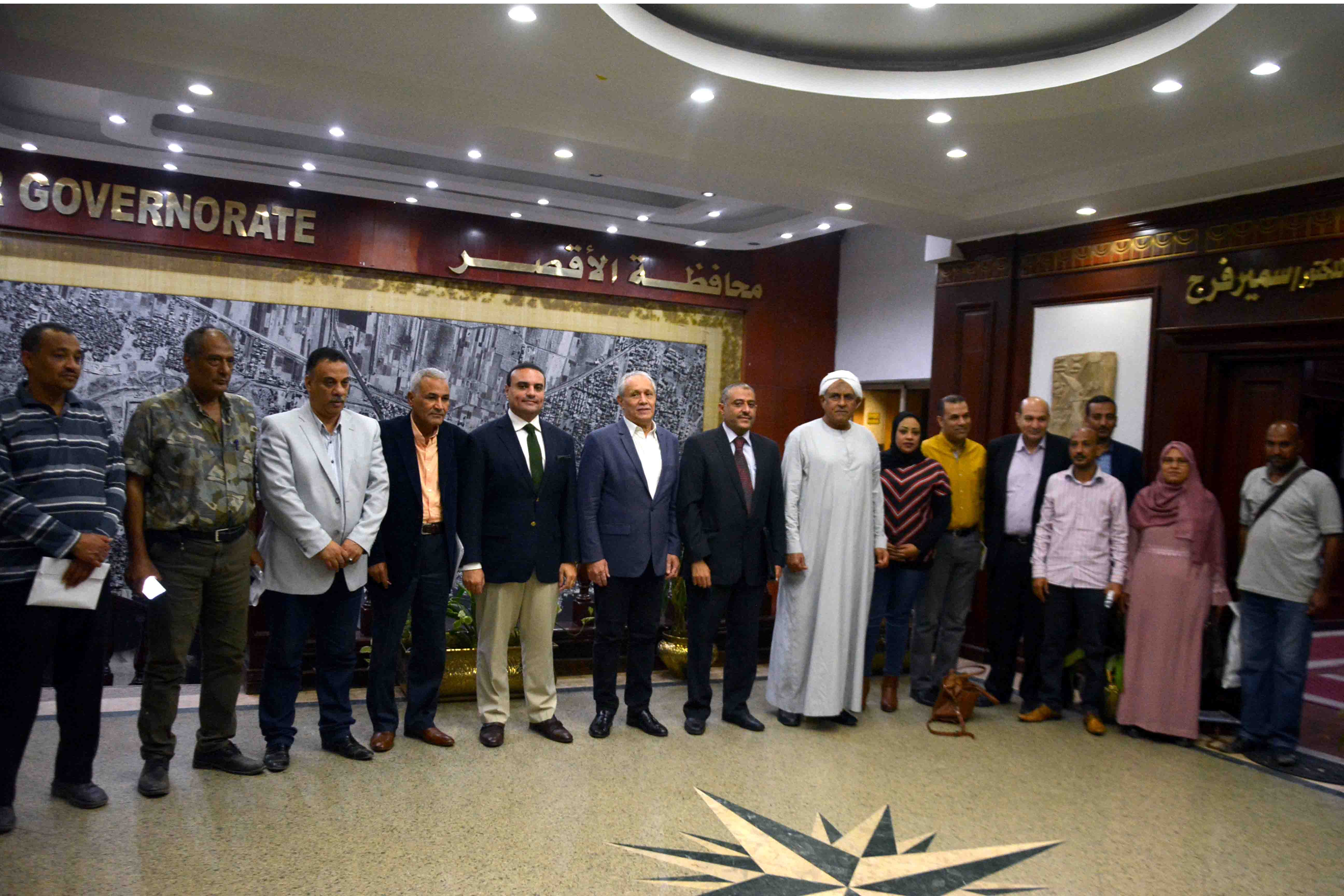 محافظ الأقصر يلتقي بمسئولي جمعية مصر المحروسة بلدي لبحث مشروع بادر للتنمية الشاملة بإسنا (3)