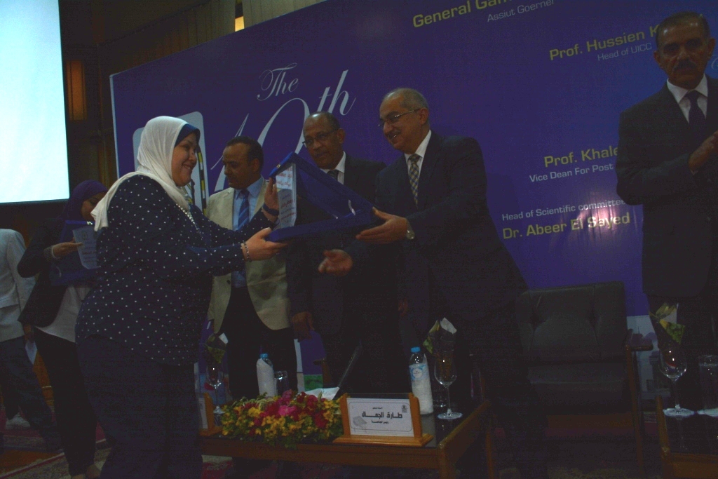 المؤتمر الدولي العاشر لمعهد جنوب مصر للأورام يكرم محافظ أسيوط  (6)