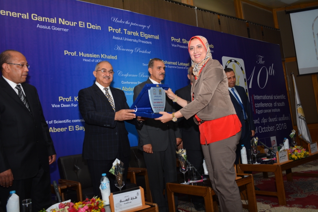 المؤتمر الدولي العاشر لمعهد جنوب مصر للأورام يكرم محافظ أسيوط  (19)