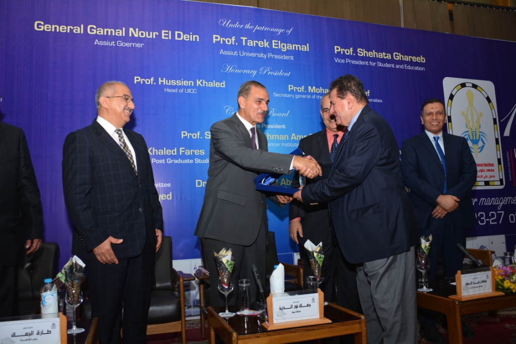 المؤتمر الدولي العاشر لمعهد جنوب مصر للأورام يكرم محافظ أسيوط  (10)