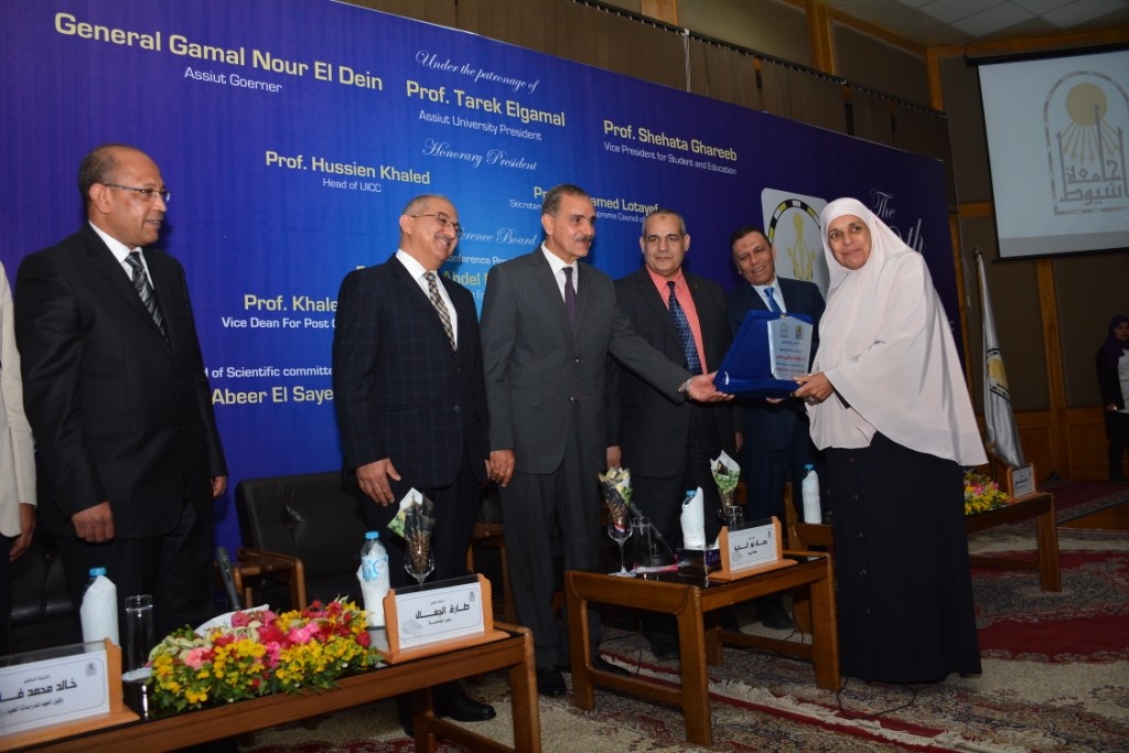 المؤتمر الدولي العاشر لمعهد جنوب مصر للأورام يكرم محافظ أسيوط  (18)