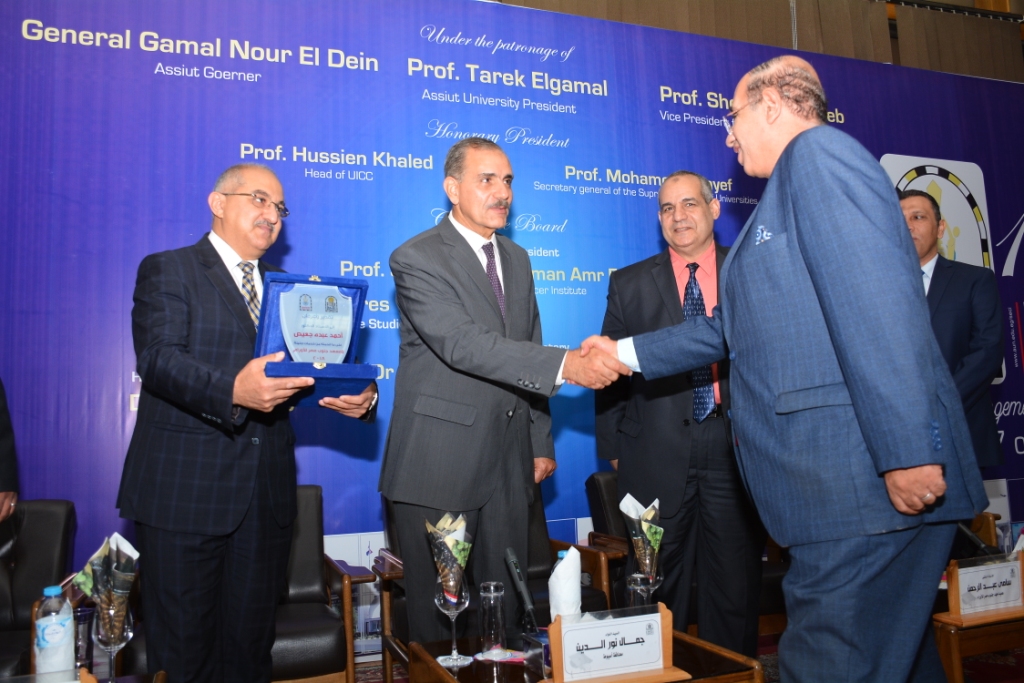 المؤتمر الدولي العاشر لمعهد جنوب مصر للأورام يكرم محافظ أسيوط  (8)