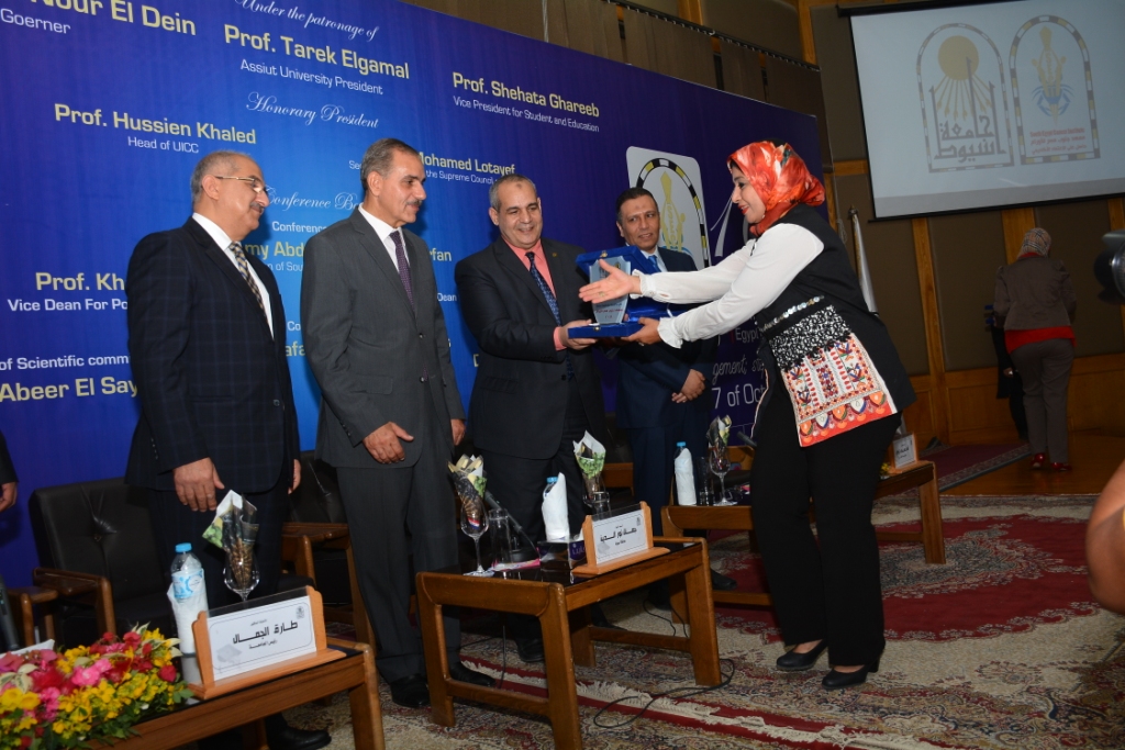 المؤتمر الدولي العاشر لمعهد جنوب مصر للأورام يكرم محافظ أسيوط  (20)
