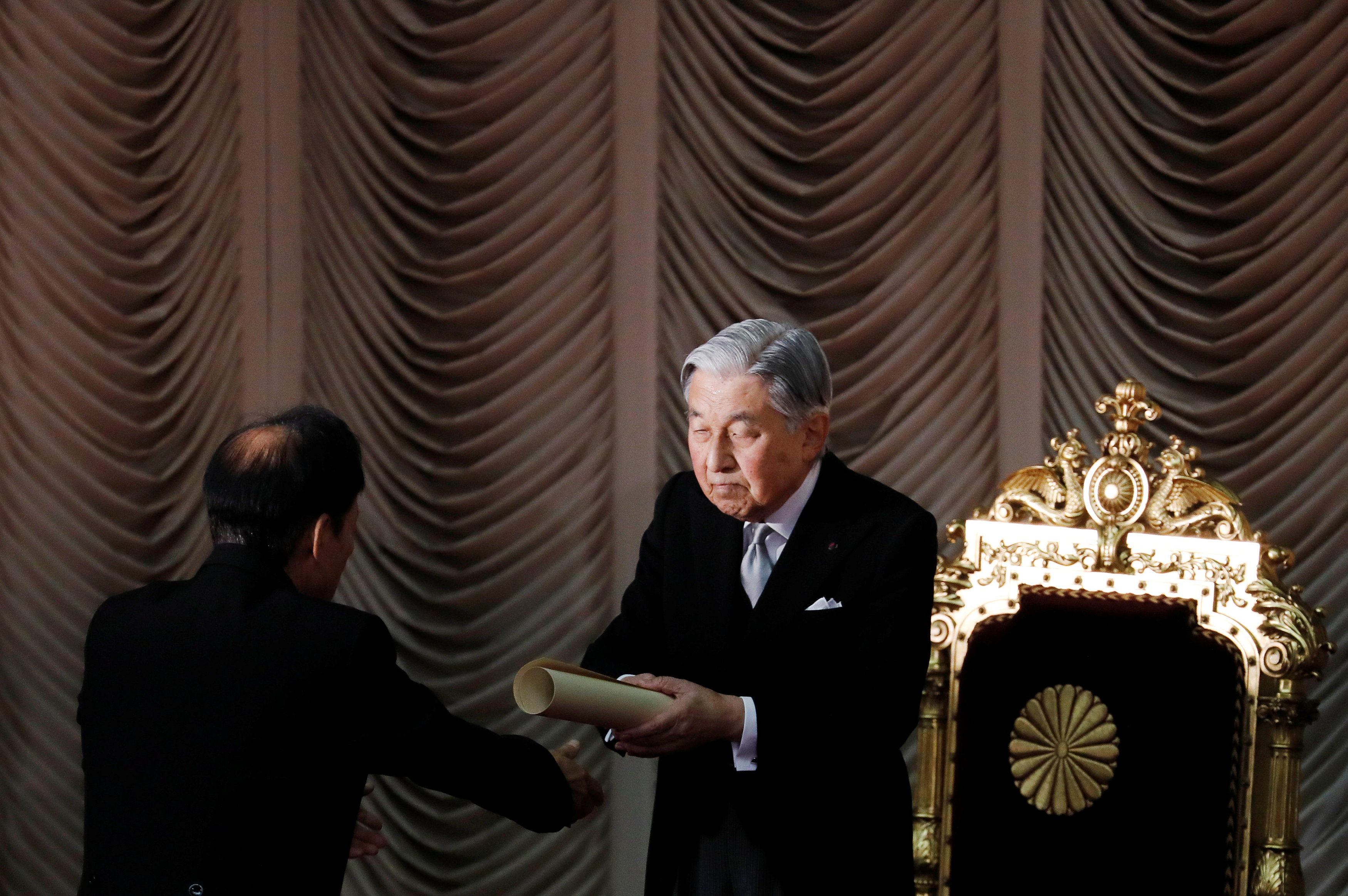 إمبراطور اليابان أثناء افتتاح دورة برلمانية غير عادية