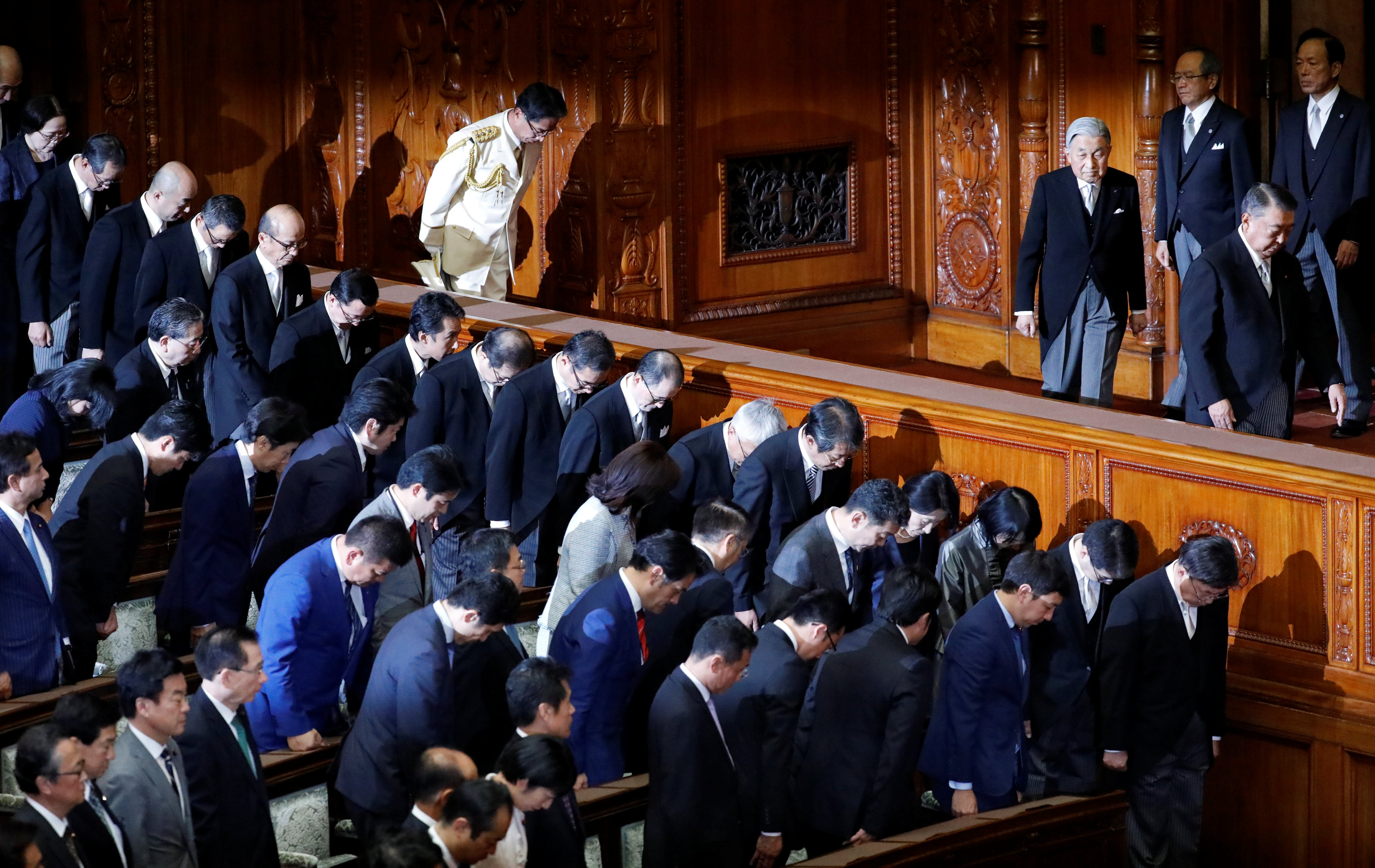 نواب البرلمان اليابان ينحنون احتراما لامبراطور اليابان أثناء دخوله القاعة