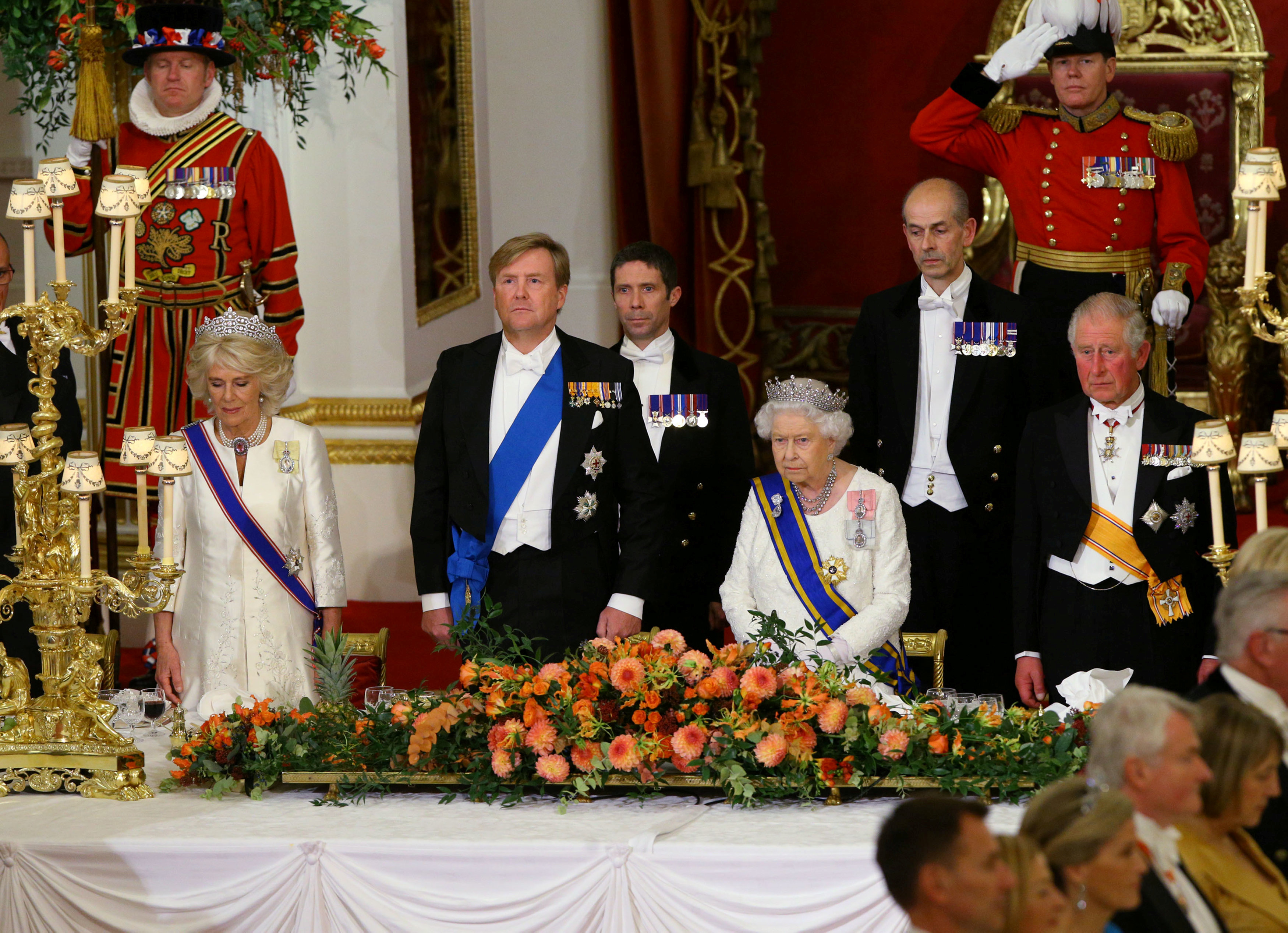 أثناء حفل استقبال ملك هولندا بالقصر الملكى البريطانى