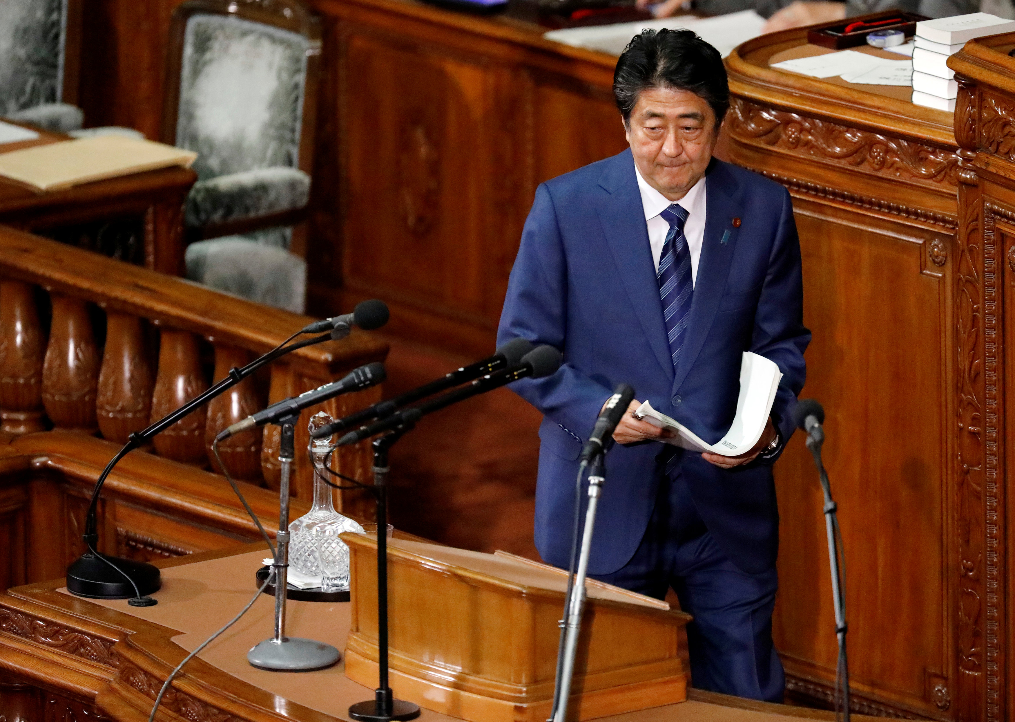 شينزو آبى بعد ختام كلمته أمام البرلمان اليابانى