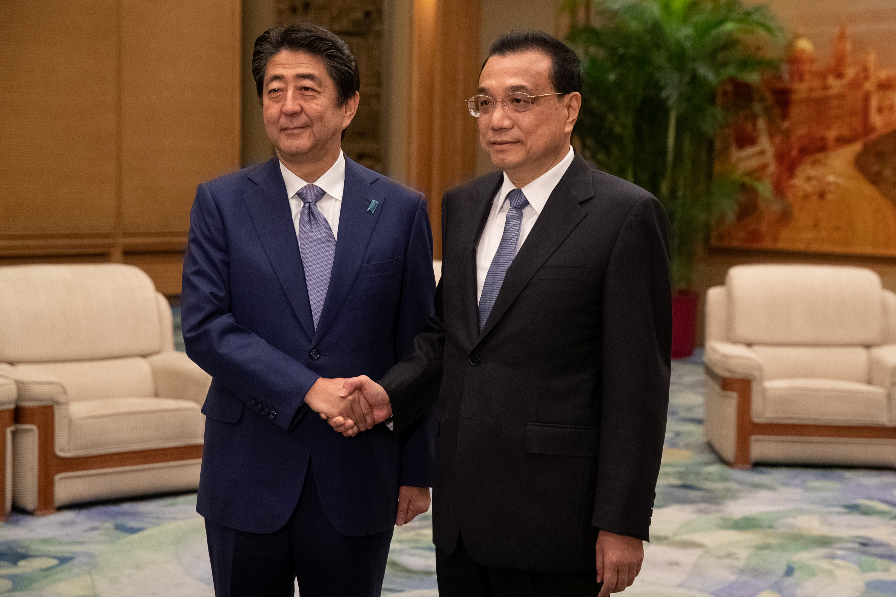 رئيس الوزراء الصينى يصافح نظيره اليابانى