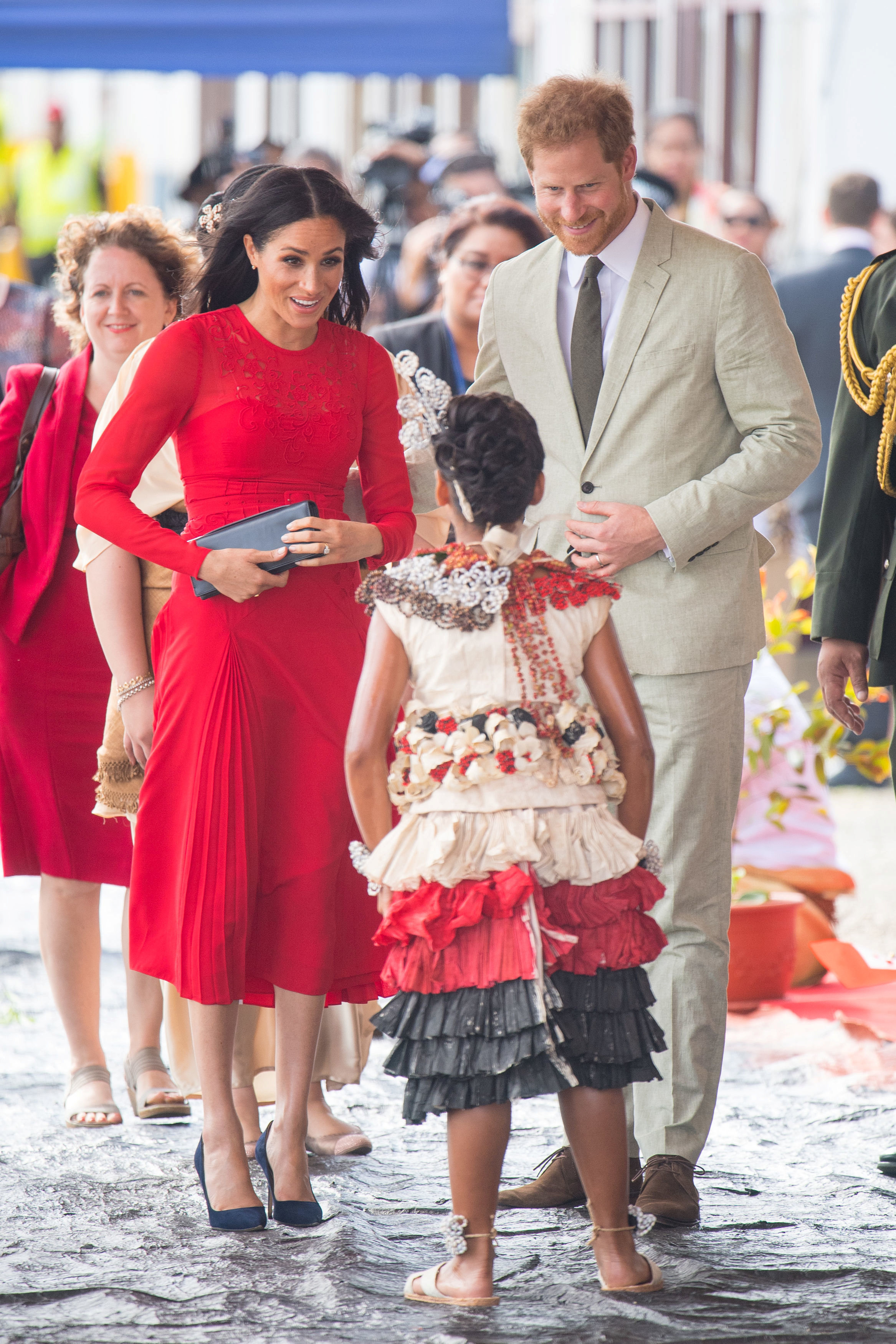 حوار بين الأمير وزوجته وطفلة من تونجا