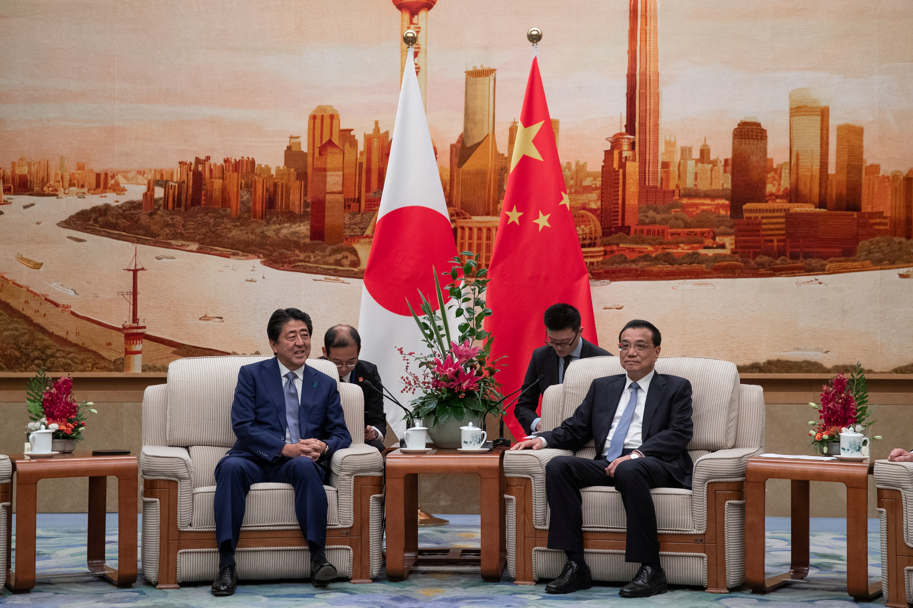 خلال لقاء بين رئيس وزراء اليابان ونظيره الصينى