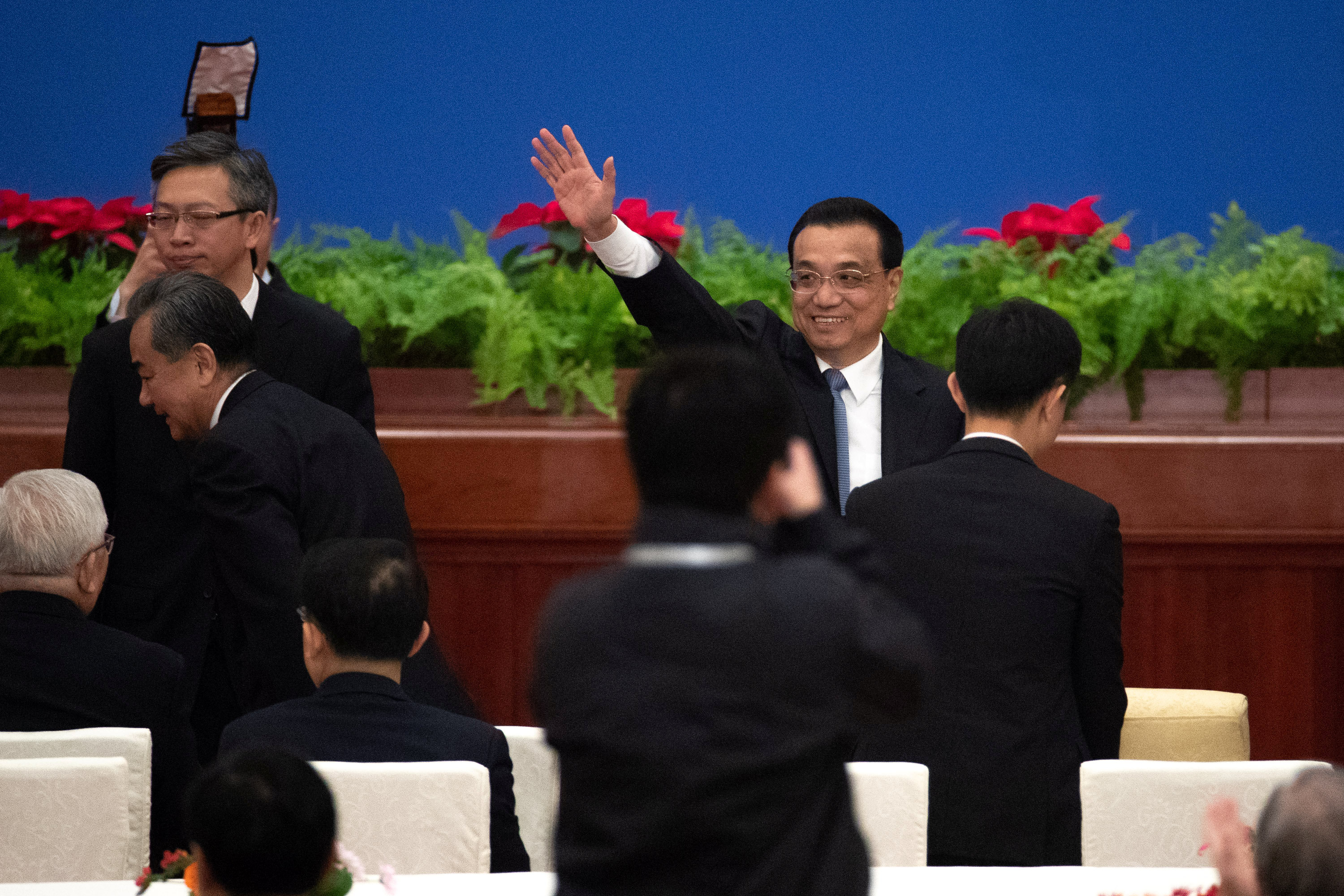 رئيس وزراء الصين يلوح للحضور