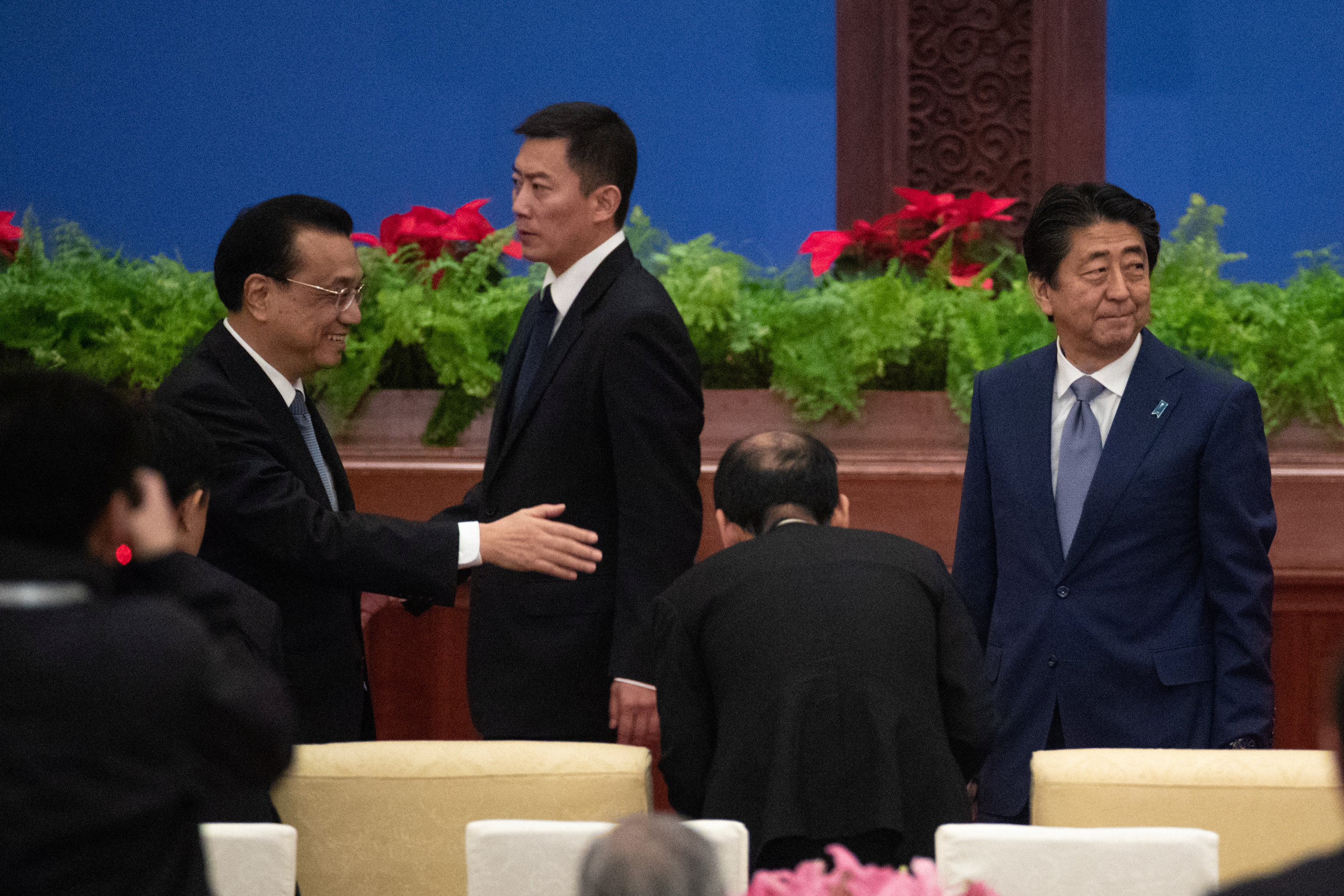 رئيس وزراء الصين يتجه لمصافحة نظيره اليابانى