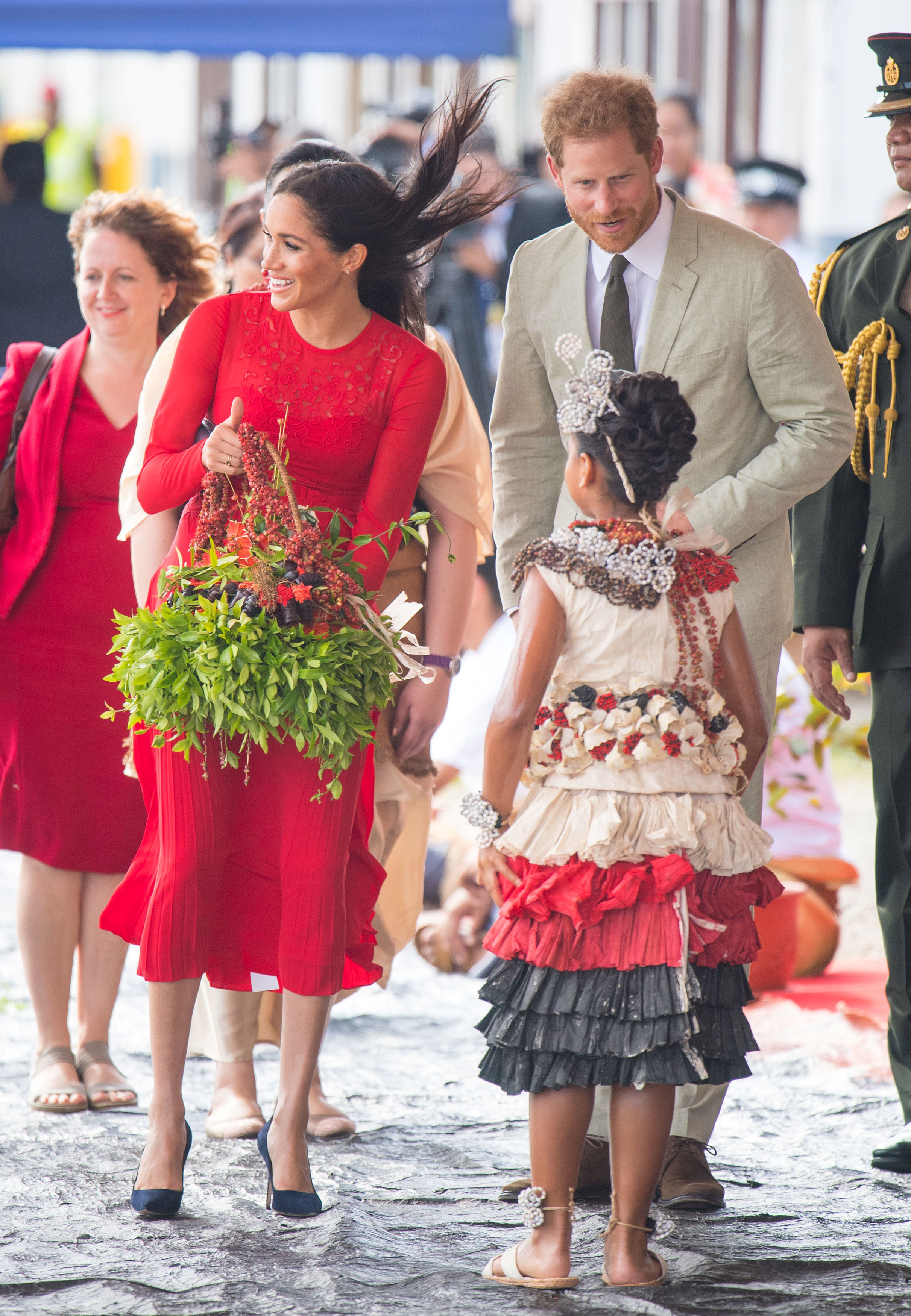 طفلة تقدم باقة زهور لميجان