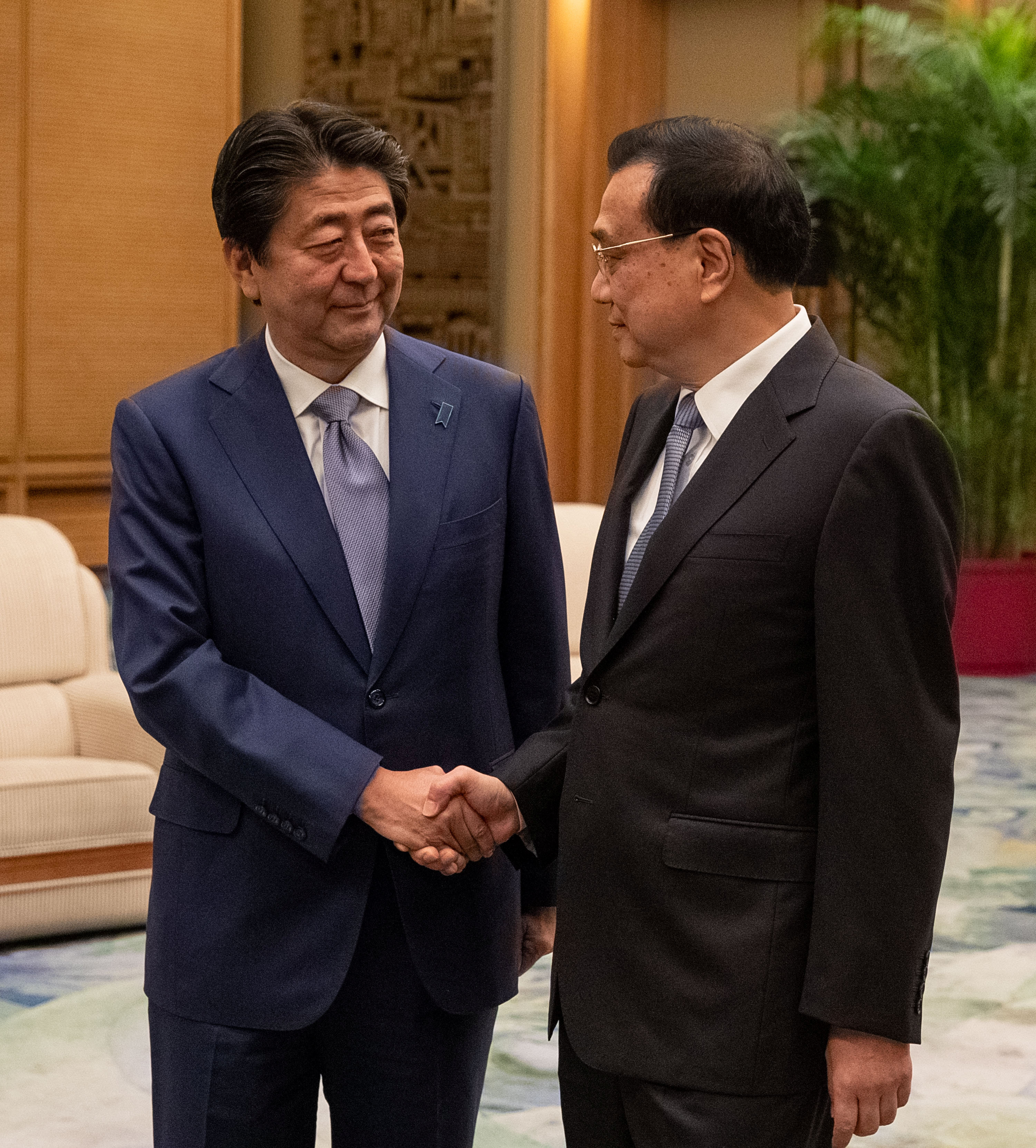 رئيس وزراء اليابان يزور بكين للمرة الأولى منذ 2011