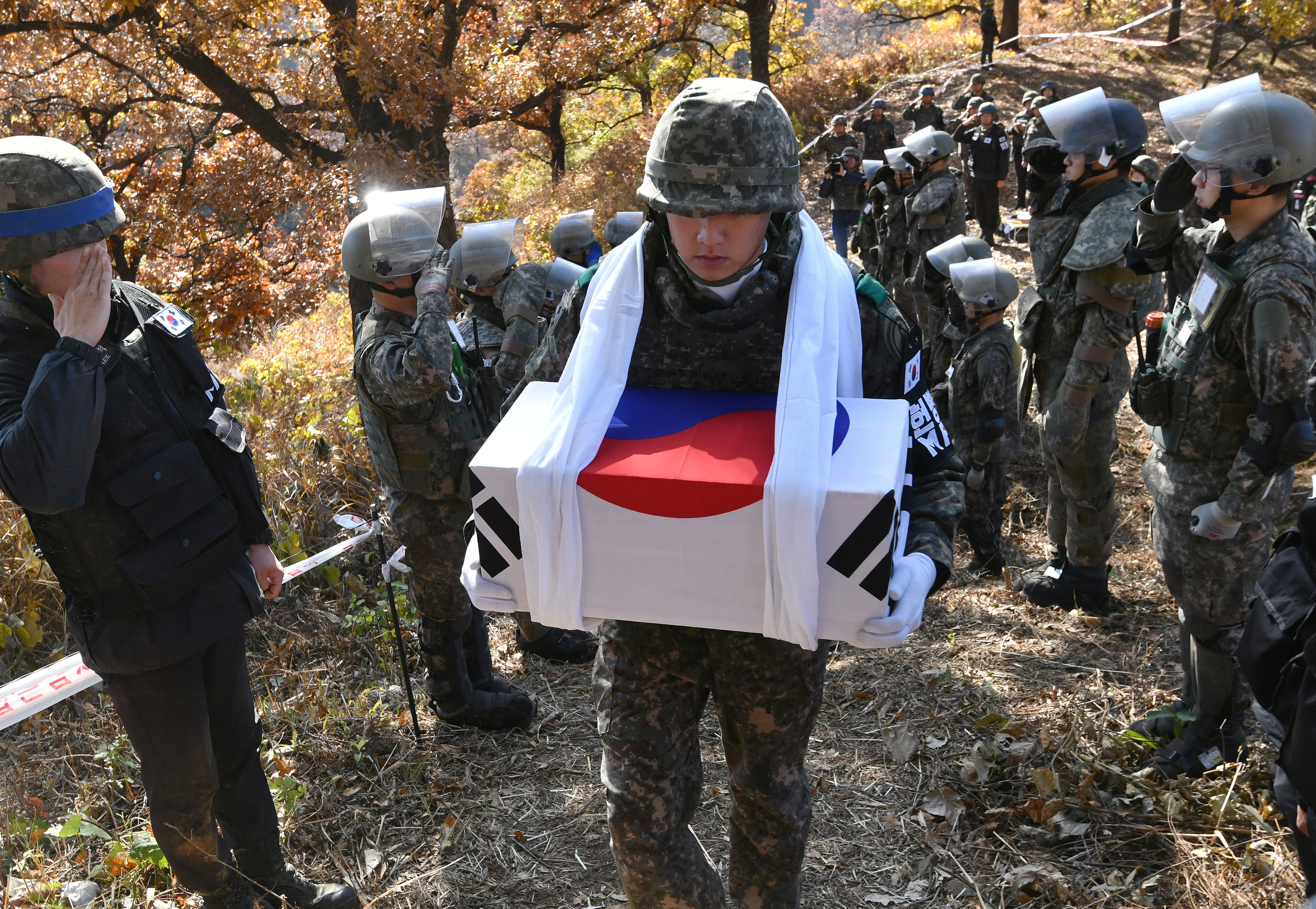 جنود يحملون رفات ضحايا الحرب ملفوفة بعلم كوريا الجنوبية