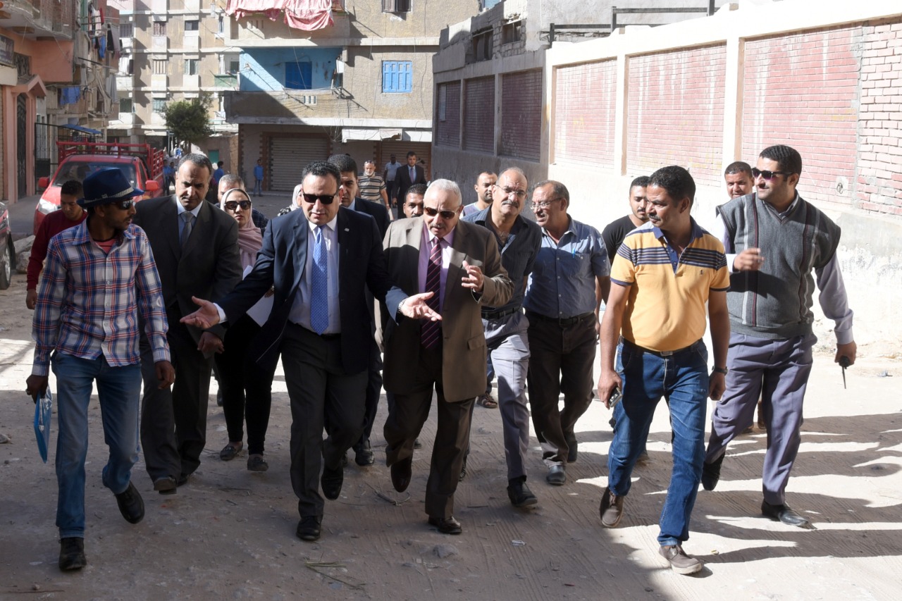 محافظ الاسكندرية يتفقد شوارع العامرية و المركز الذكى (6)