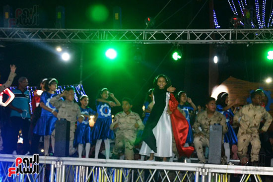 محافظ السويس ومدير الأمن والمواطنون يحتفلون بالعيد القومى الـ45 (12)