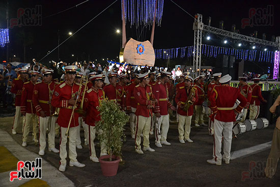 محافظ السويس ومدير الأمن والمواطنون يحتفلون بالعيد القومى الـ45 (9)