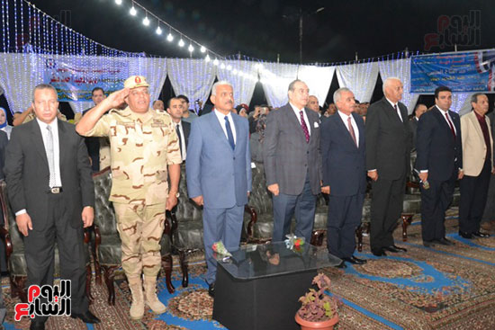 محافظ السويس ومدير الأمن والمواطنون يحتفلون بالعيد القومى الـ45 (1)