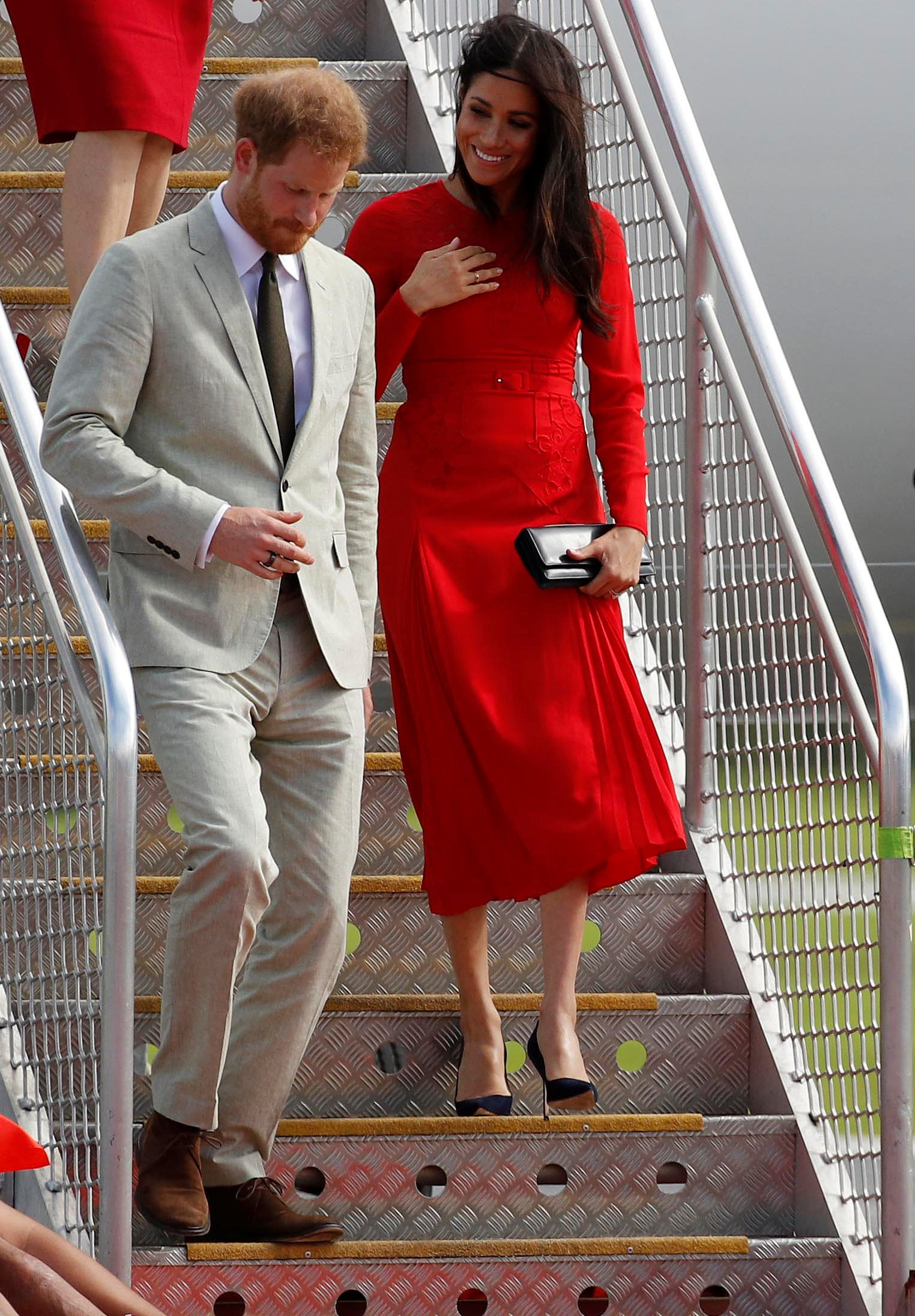 الأمير هارى وزوجته على سلم الطائرة بعد وصولهما لتونجا