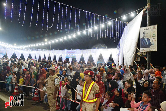 محافظ السويس ومدير الأمن والمواطنون يحتفلون بالعيد القومى الـ45 (6)