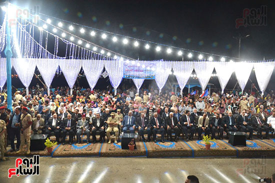 محافظ السويس ومدير الأمن والمواطنون يحتفلون بالعيد القومى الـ45 (8)