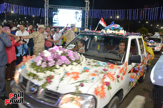محافظ السويس ومدير الأمن والمواطنون يحتفلون بالعيد القومى الـ45 (30)