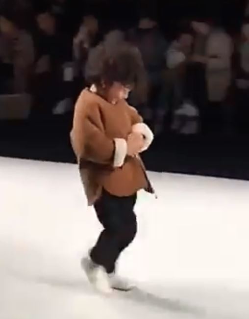 خجل الطفل بعد سقوطه خلال عرض الأزياء